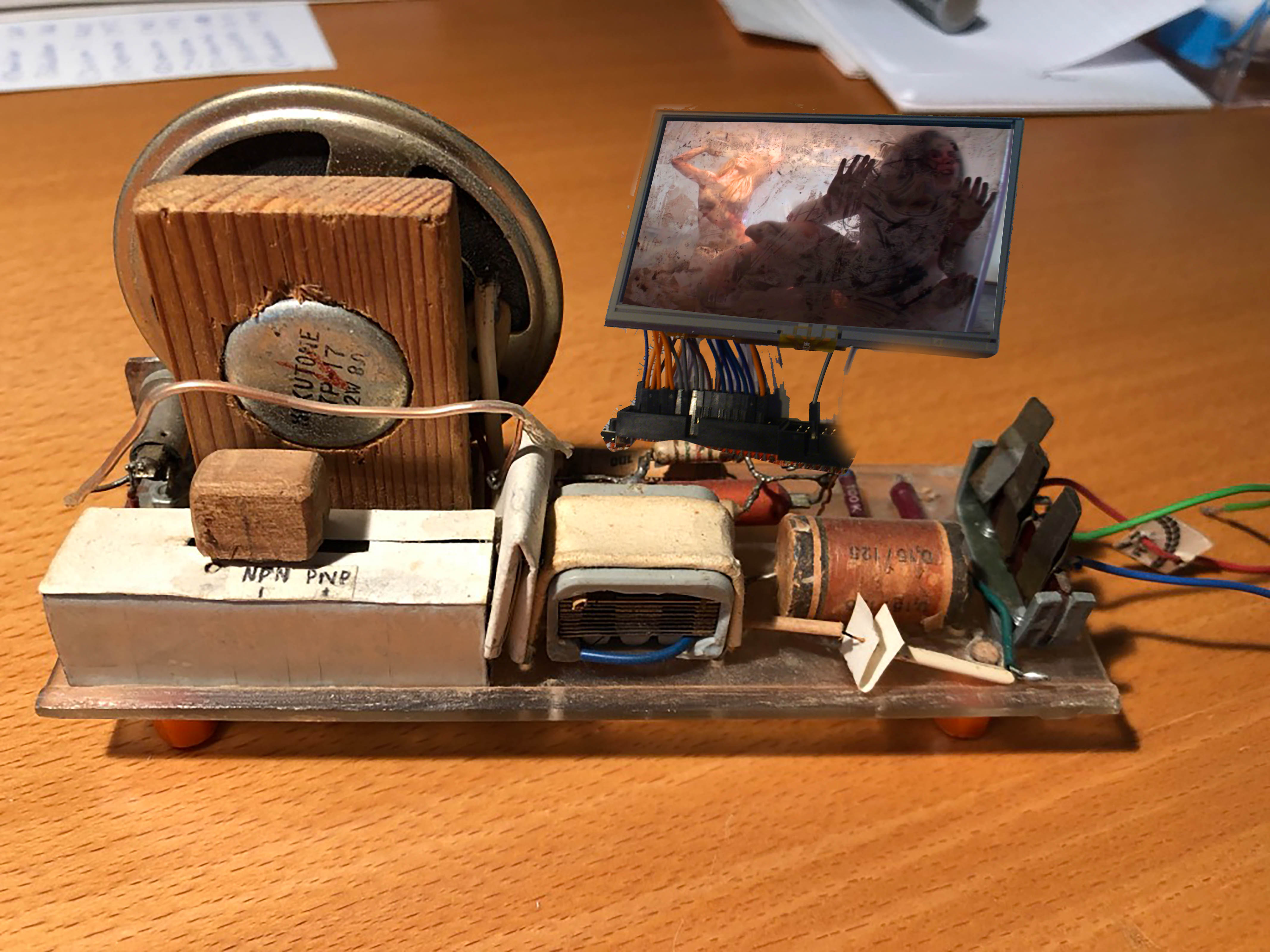 auf Opas Skulptur ein Monitor mit Video